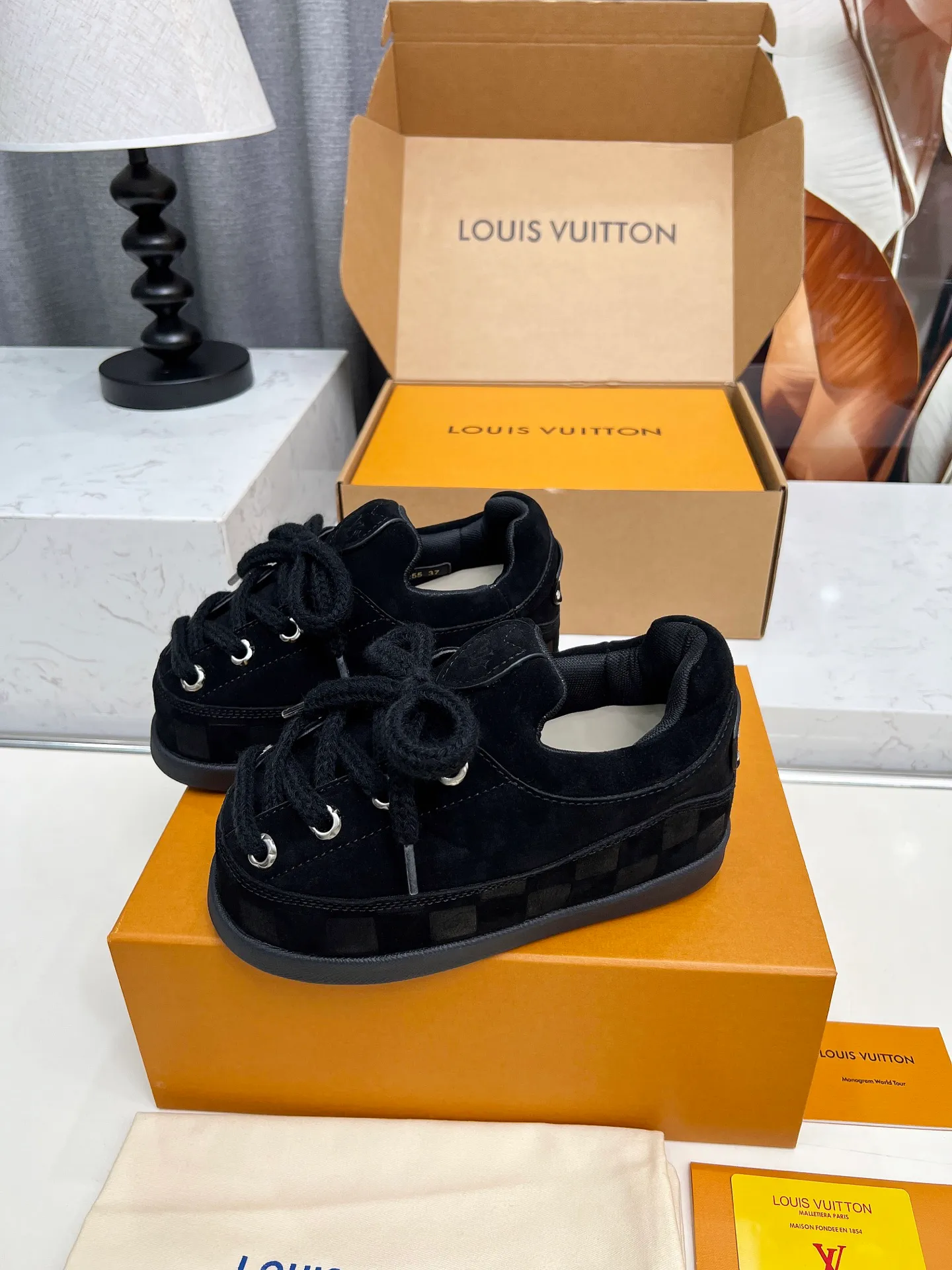 [L Family] P: 740💰 Couple model, size: women 35-41 (customized at 41 for women), 39-46 for men (customized at 45.46) The 2025 iteration of this Time Out sneaker, couple model, LV co-branded nigo, donkey brand, Louis Vuitton, ugly, cute😍Many Internet celebrities have shown off their feet, a classic and versatile item. Fabric: Imported high mercerized cow suede. Lining: high-grade elastic mesh, outsole: original molded outsole, palm print rubber outsole with hidden L letter and Monongram flower.
